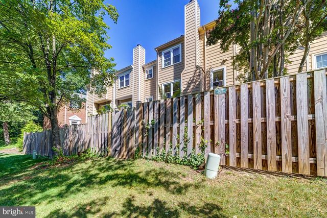 8 CARRIAGE HOUSE CIR, Alexandria, VA 22304