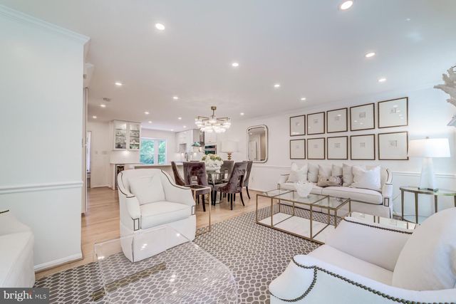 8 CARRIAGE HOUSE CIR, Alexandria, VA 22304