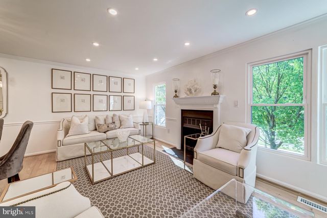 8 CARRIAGE HOUSE CIR, Alexandria, VA 22304