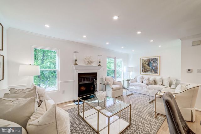 8 CARRIAGE HOUSE CIR, Alexandria, VA 22304