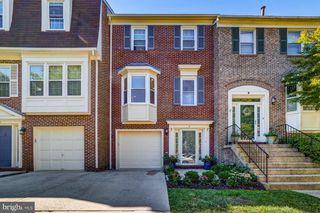 8 CARRIAGE HOUSE CIR, Alexandria, VA 22304