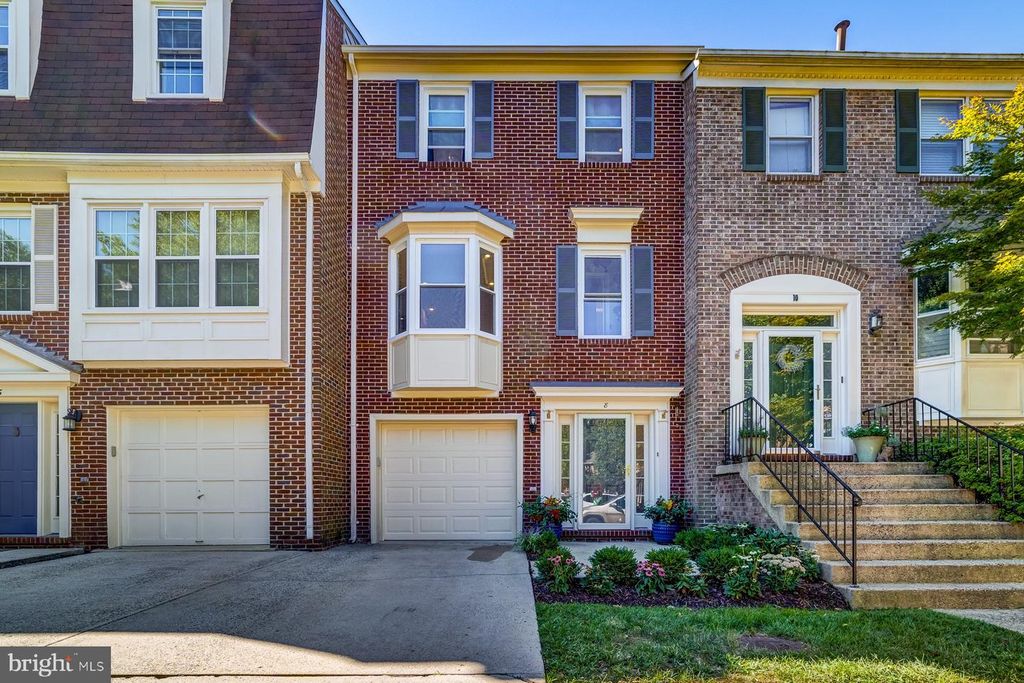 8 CARRIAGE HOUSE CIR, Alexandria, VA 22304