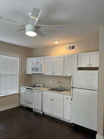 901 N Bishop Avenue C, Dallas, TX 75208