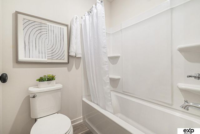 5618 KESTREL Parkway, Elkhorn, NE 68022