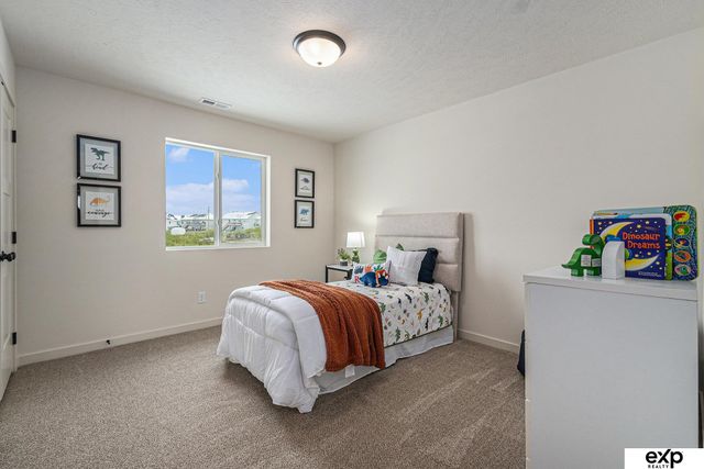 5618 KESTREL Parkway, Elkhorn, NE 68022