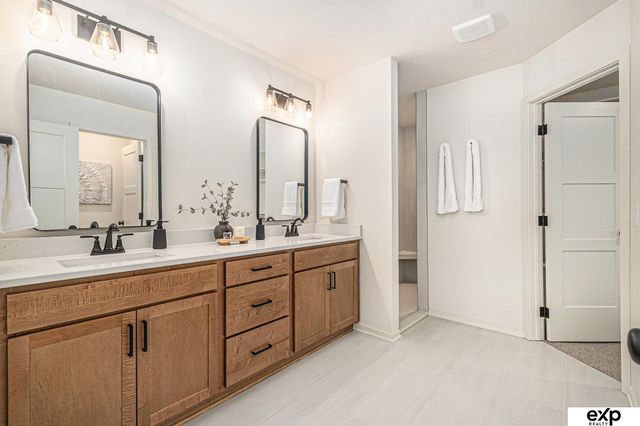 5618 KESTREL Parkway, Elkhorn, NE 68022