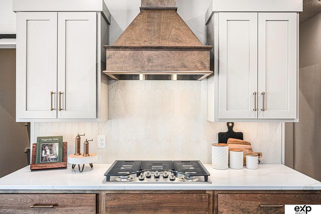 5618 KESTREL Parkway, Elkhorn, NE 68022