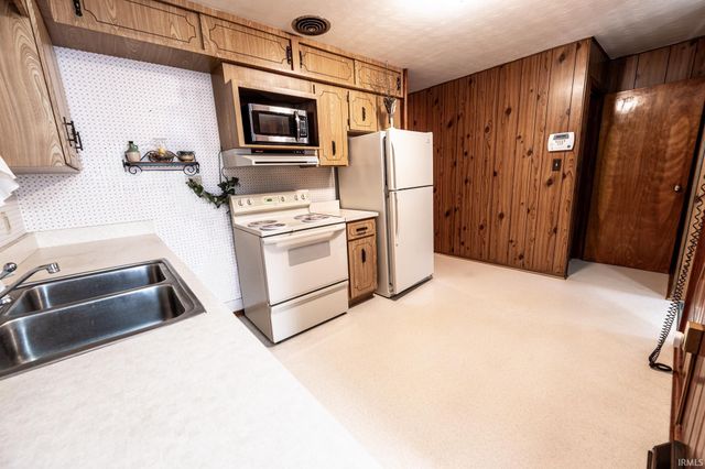 1321 Canterbury Drive, South Bend, IN 46628