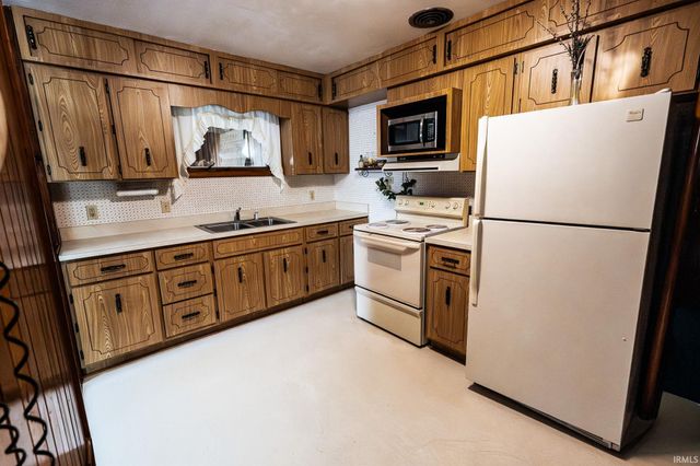 1321 Canterbury Drive, South Bend, IN 46628