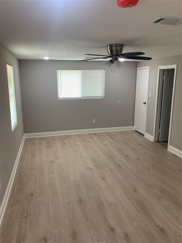 905 San Jacinto Street, Highlands, TX 77562