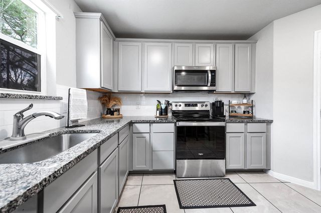 2015 Avenue H, Danbury, TX 77534