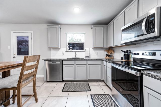 2015 Avenue H, Danbury, TX 77534