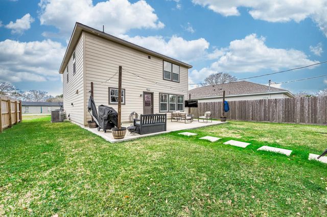 2015 Avenue H, Danbury, TX 77534