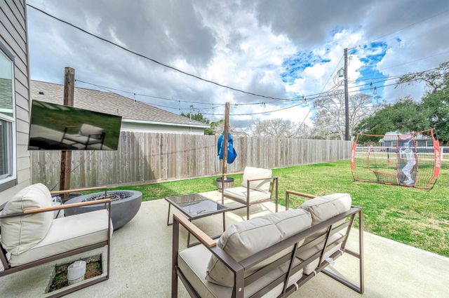 2015 Avenue H, Danbury, TX 77534