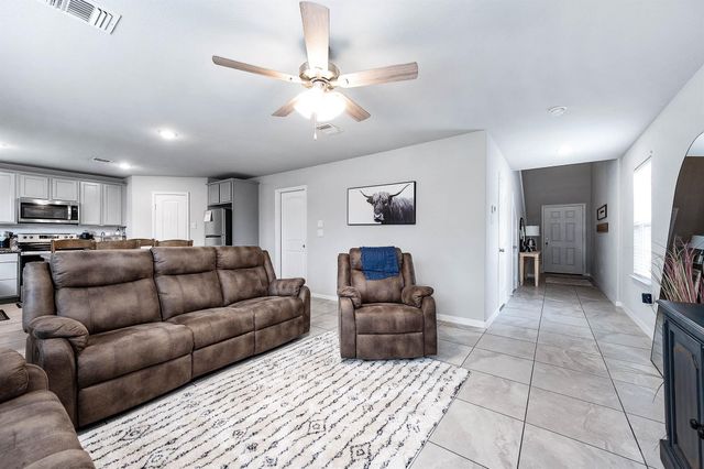 2015 Avenue H, Danbury, TX 77534