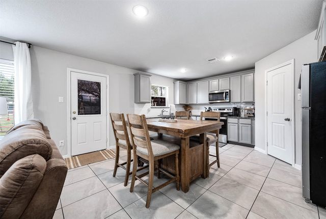 2015 Avenue H, Danbury, TX 77534