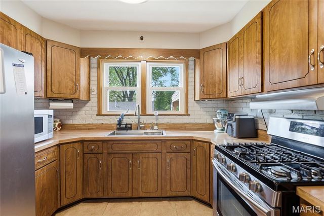 7413 Ray Avenue, St Louis, MO 63116