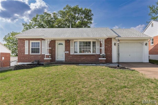 7413 Ray Avenue, St Louis, MO 63116