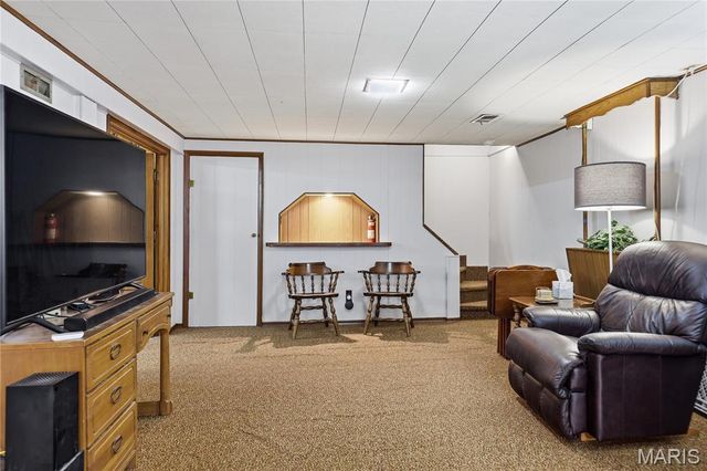 7413 Ray Avenue, St Louis, MO 63116