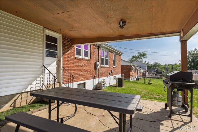 7413 Ray Avenue, St Louis, MO 63116