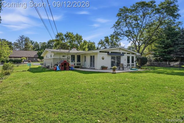 2644 Saint Joseph, West Bloomfield, MI 48324