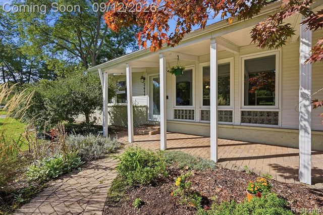 2644 Saint Joseph, West Bloomfield, MI 48324