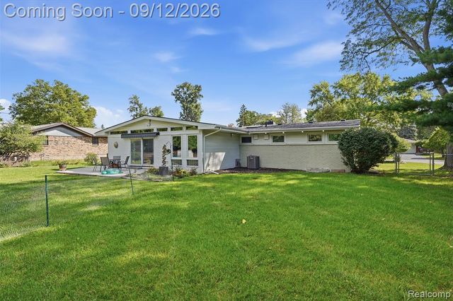 2644 Saint Joseph, West Bloomfield, MI 48324