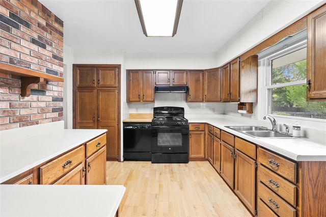1077 Riverside Drive, Battle Creek, MI 49015