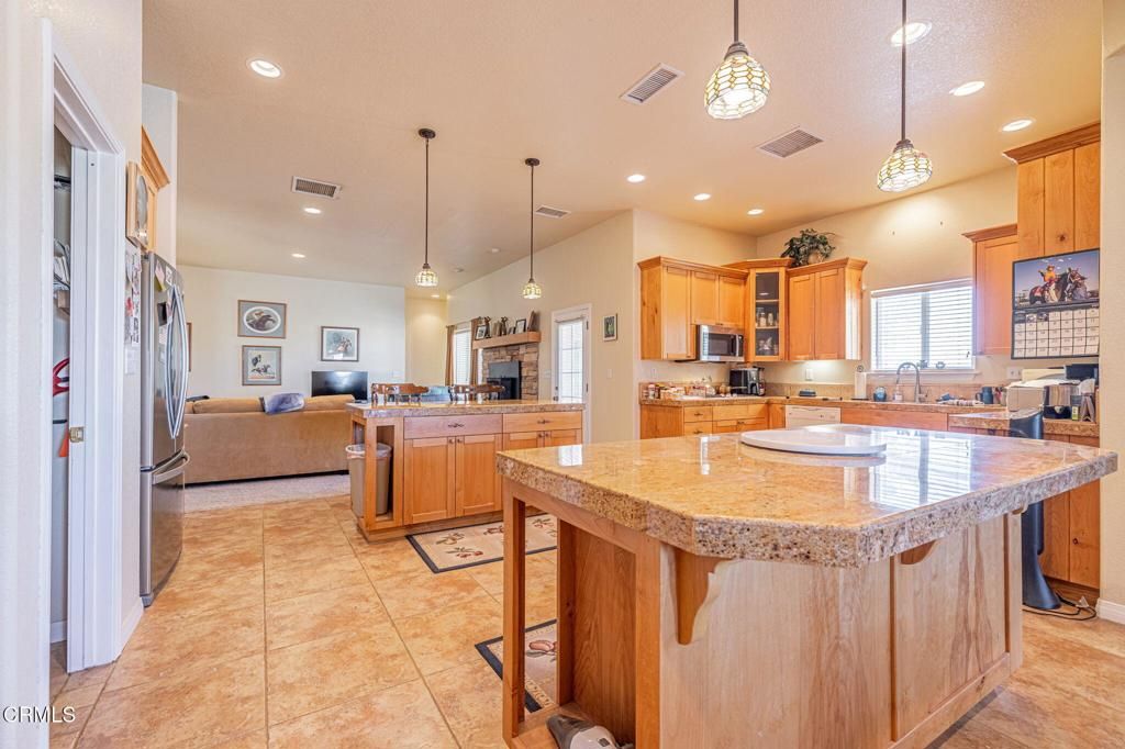 Image 8 of property listing at 8585 W Avenue E, Lancaster, CA 93536