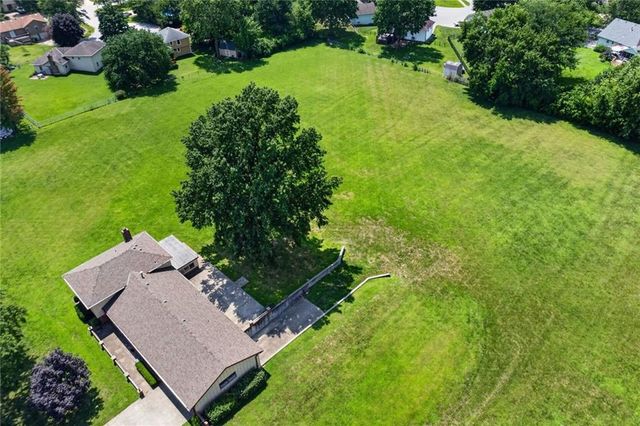 16904 Kentucky Road, Belton, MO 64012