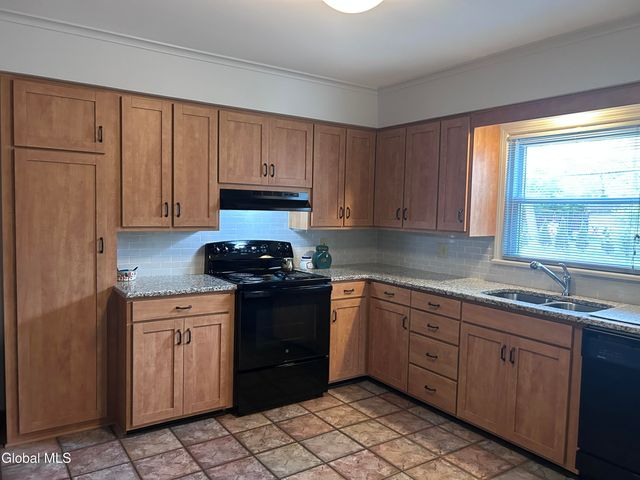 1737 Lexington Parkway, Niskayuna, NY 12309