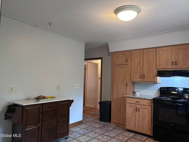 1737 Lexington Parkway, Niskayuna, NY 12309