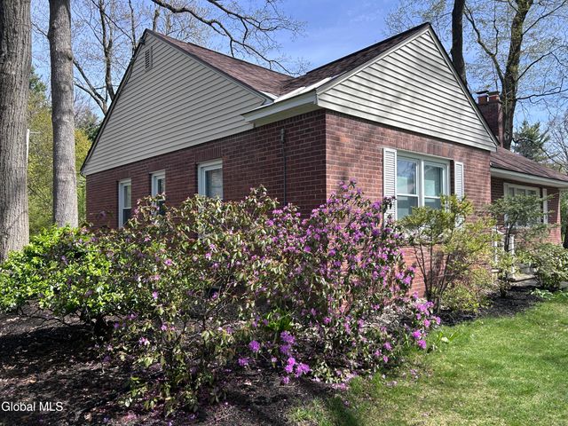 1737 Lexington Parkway, Niskayuna, NY 12309