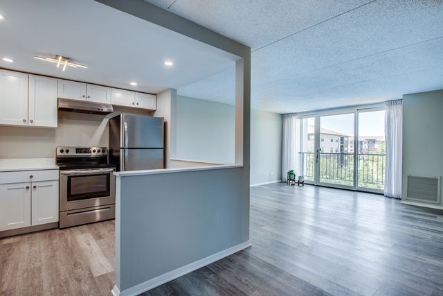 2015 S. Finley Road 612, Lombard, IL 60148