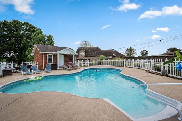 385 Thoroughbred Ln, Hartsville, TN 37074