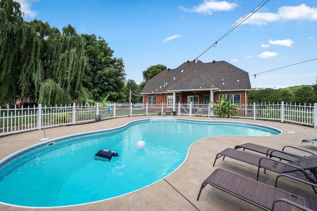 385 Thoroughbred Ln, Hartsville, TN 37074