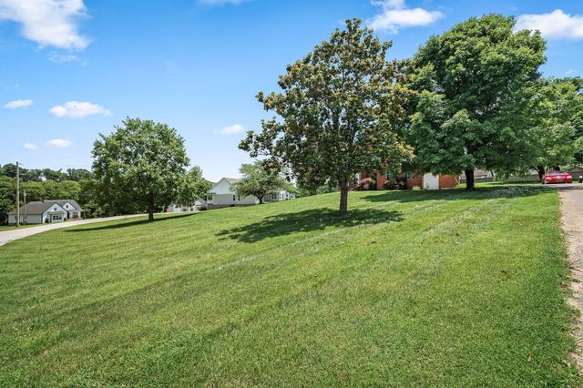 385 Thoroughbred Ln, Hartsville, TN 37074