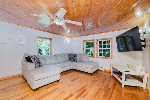 13 Luscomb Ln, New Bedford, MA 02745