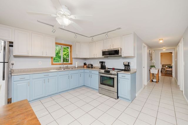 13 Luscomb Ln, New Bedford, MA 02745