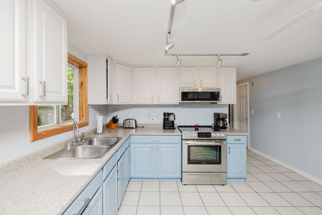 13 Luscomb Ln, New Bedford, MA 02745