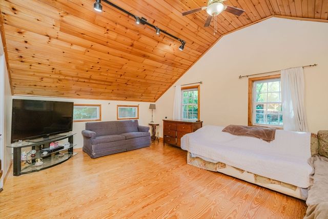13 Luscomb Ln, New Bedford, MA 02745