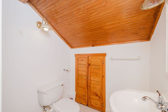 13 Luscomb Ln, New Bedford, MA 02745