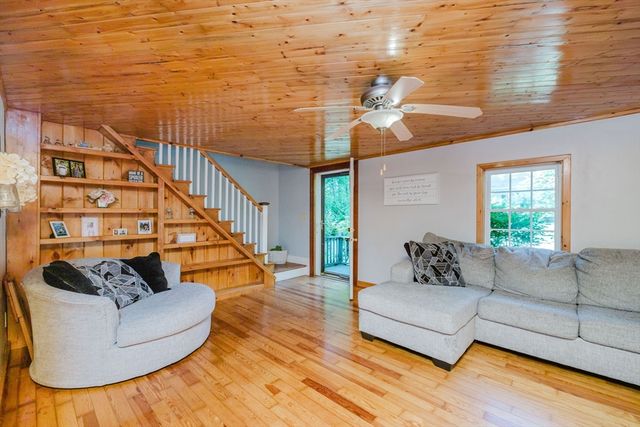 13 Luscomb Ln, New Bedford, MA 02745