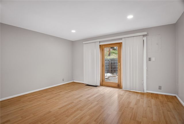 384 Newburn Dr, Scott Twp, PA 15216