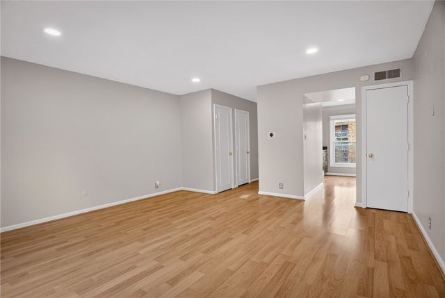 384 Newburn Dr, Scott Twp, PA 15216