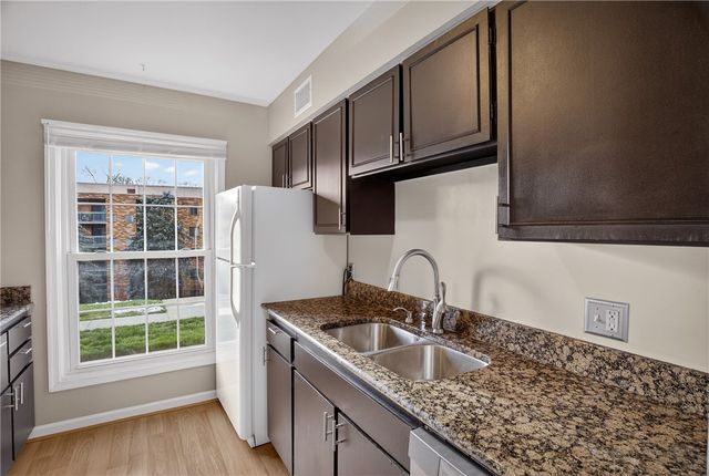 384 Newburn Dr, Scott Twp, PA 15216