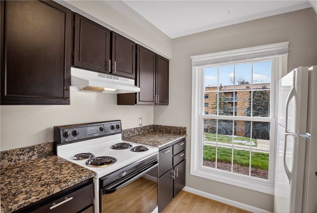 384 Newburn Dr, Scott Twp, PA 15216