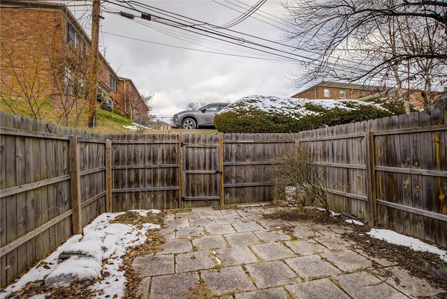 384 Newburn Dr, Scott Twp, PA 15216