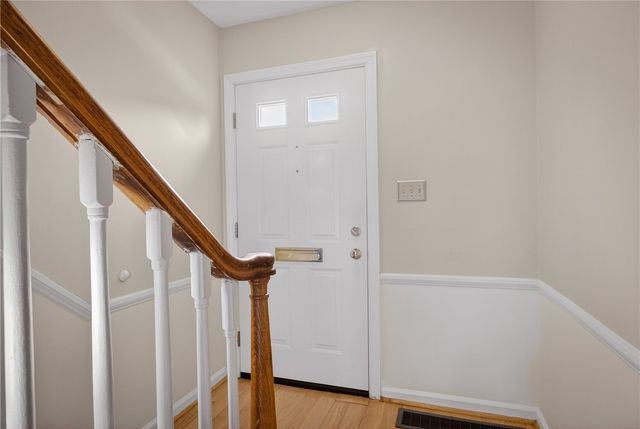 384 Newburn Dr, Scott Twp, PA 15216