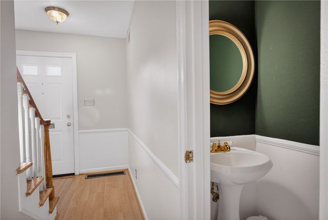 384 Newburn Dr, Scott Twp, PA 15216